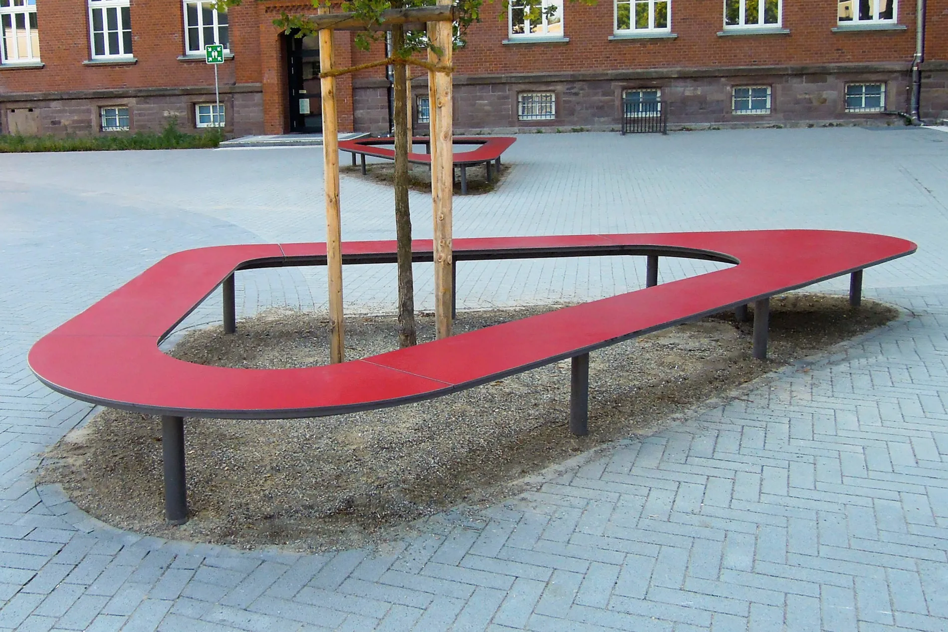 Modernes Stadtmobiliar für die Gestaltung von Schulhöfen und grünen Klassenzimmern