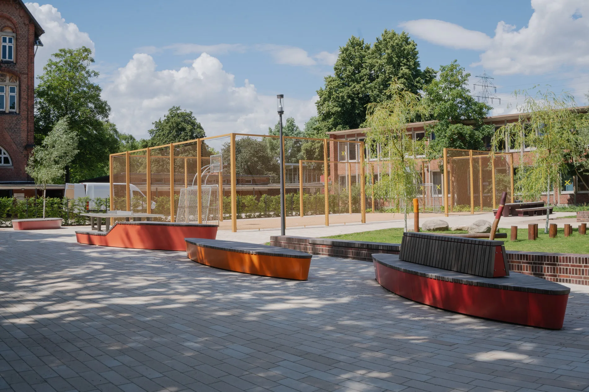 Modernes Stadtmobiliar für die Gestaltung von Schulhöfen und grünen Klassenzimmern