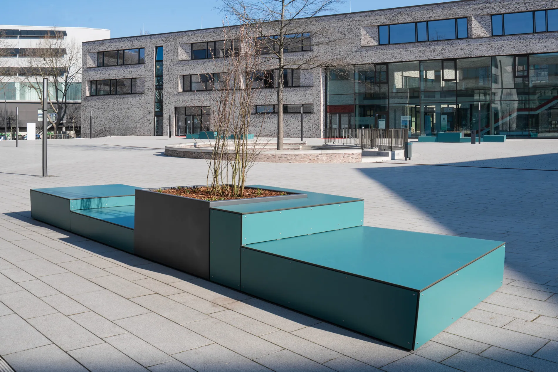 Modernes Stadtmobiliar für die Gestaltung von Schulhöfen und grünen Klassenzimmern