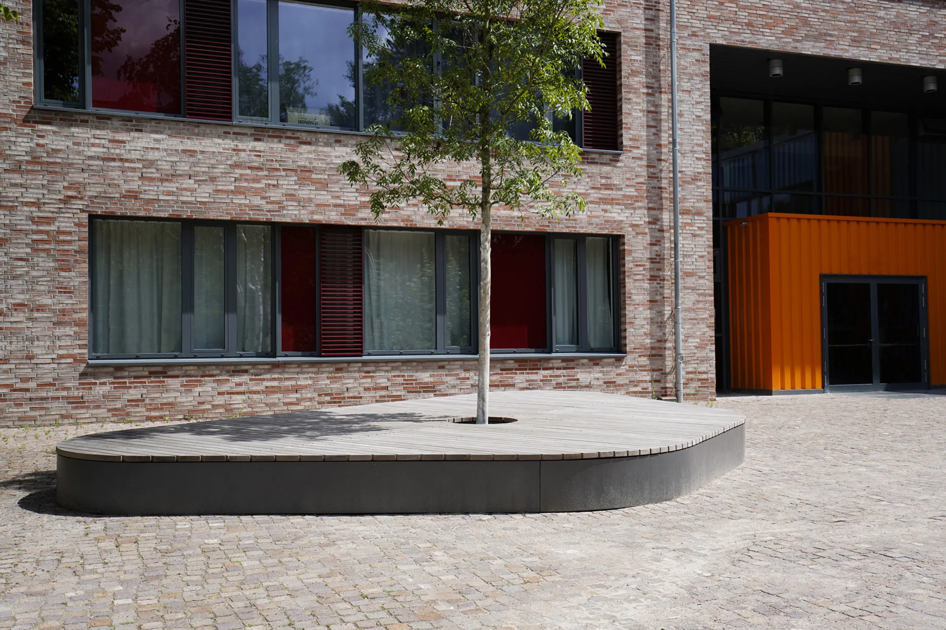 Modernes Stadtmobiliar für die Gestaltung von Schulhöfen und grünen Klassenzimmern