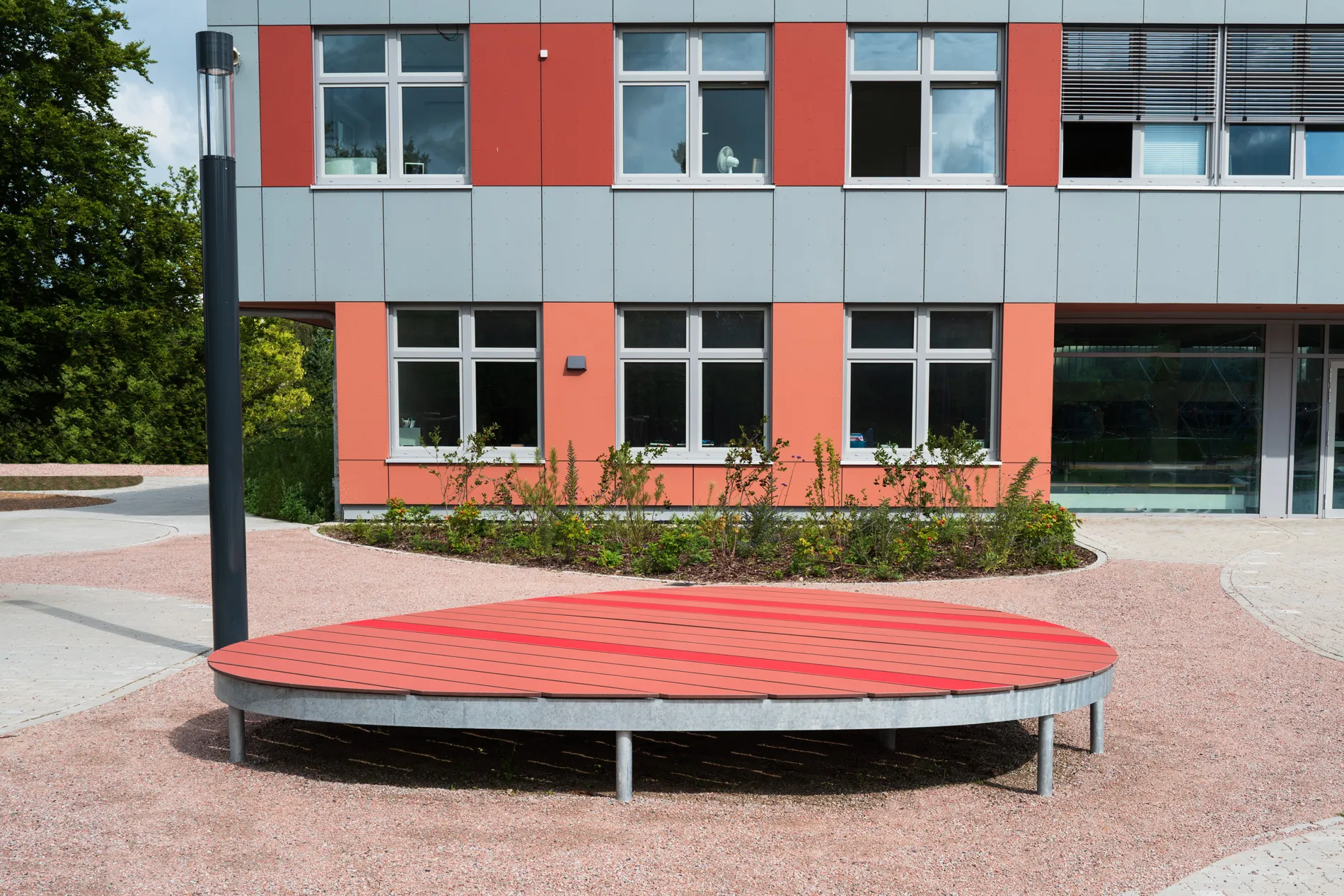 Modernes Stadtmobiliar für die Gestaltung von Schulhöfen und grünen Klassenzimmern