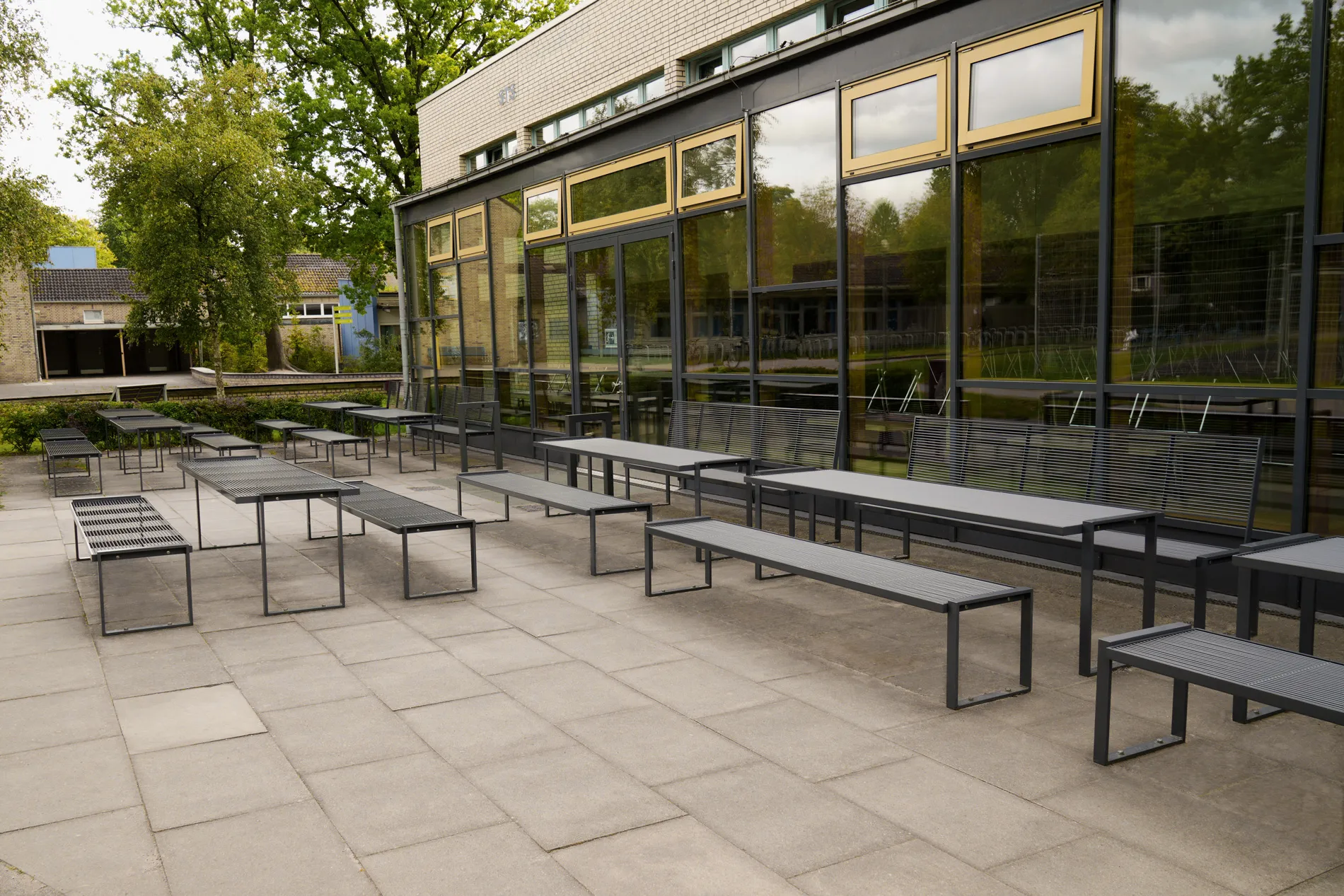Modernes Stadtmobiliar für die Gestaltung von Schulhöfen und grünen Klassenzimmern